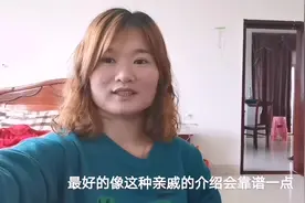 实拍相亲现场，小伙高冷翘二郎腿，姑娘低头看手机，这俩人有戏吗视频封面