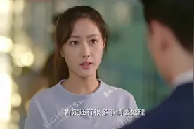 宁为瑾偷偷去拉叮叮的小手，被她无意识的躲开，画面好甜蜜视频封面