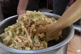 手撕包菜吃腻了？云南石榴姐教你腌包菜，酸辣辣，比韩国泡菜好吃视频封面
