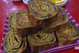 大妈制作超大蛋卷，5斤一个每天卖200斤收工，食客：一个就吃撑视频封面