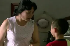 影视：小孩偷听叔叔和妈妈谈话，被妈妈发现后，让他保密不说出去视频封面