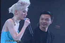 张国荣&梅艳芳最后一次同台合唱《芳华绝代》,场面让人泪目!视频封面