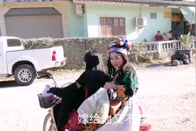 老挝姑娘看到中国小伙，摩托都打不着火了，结局温暖视频封面