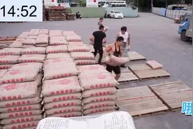 健身房肌肉男挑战职业水泥搬运工，谁更强？视频封面
