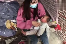 智障妈妈不会带孩子，从来不洗头，宝宝长满了头皮，一身油腻视频封面