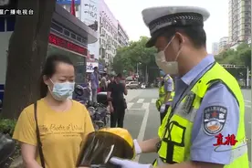 注意!十堰全面严查不戴头盔、不系安全带违法行为!视频封面