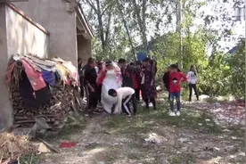 安徽农村姑娘穿着洁白的婚纱出嫁，出门了，家门口又脏又乱视频封面