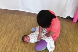 一位宝妈亲自示范超有安全感的襁褓包法，有宝宝的太实用了视频封面