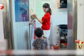 超级育儿师：家有暴力小子，四处打人没人管，家长竟还笑！视频封面