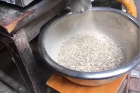九十岁老人吃不下饭便秘，胖哥媳妇直接这样做解决了外公吃饭难题视频封面