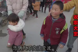 3岁外甥女接6岁舅舅放学，见面一脸娇羞？舅舅在旁边都不好意思了视频封面