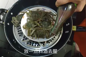 大厨教你清蒸螃蟹的做法，冷水下锅蒸15分钟，保证不断腿视频封面