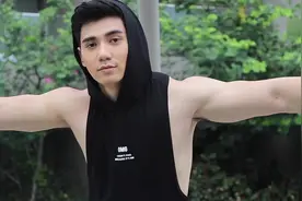 男模：身材超好的帅哥，硬朗的外表加上白皙的皮肤，羡慕！视频封面