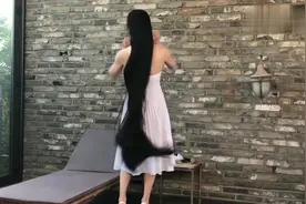 女神穿着白色连衣裙，披着一头滑顺的长发，美得我移不开眼视频封面