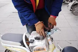 电动车防盗锁坐管损坏，怎样更换？老师傅告诉你！视频封面
