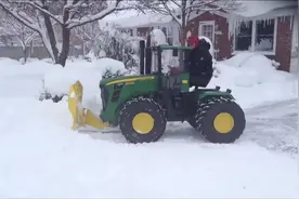 农场主自制迷你版约翰迪尔9630拖拉机，清理自家门前积雪视频封面