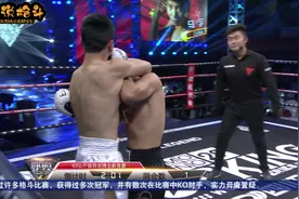 周江飞连续拳击对手腹部，痛苦难堪，对手无力还击，英雄出少年视频封面