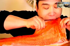 食各地美食：小哥吃整条三文鱼，蘸点芥辣更香！