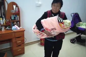 老妈听到宝宝的哭声，立马上来抱宝宝给宝宝喂奶，果然是隔代亲视频封面