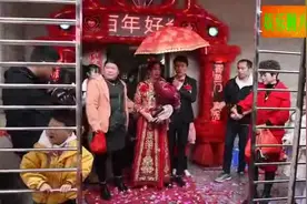真实婚礼 新郎娶回新娘刚到婚房 亲住不撒嘴 现场人都好尴尬啊视频封面