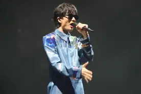 许嵩武汉演唱会《雅俗共赏》饭拍，可以听出来嵩哥超级稳！视频封面