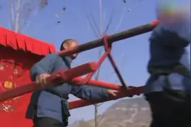 山东省的沂蒙山上，有户人家结婚，全村人钻进树林子视频封面