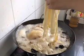 在家做正宗河南方城炝锅烩面，两个孩子和我吃一大锅，太美味视频封面