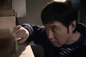 男子整理书柜时发现墙上有缝，叩开一看，这场面惊的下巴都掉了。视频封面