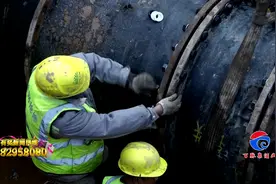 济南一处自来水主管道突然爆裂，上万户居民停水视频封面