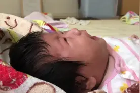 小宝宝饿极了，爸爸不懂就知道拍拍拍，看把娃急的好可伶视频封面