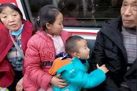 从太平老街坐地铁去橘子洲头，外甥第一次坐地铁，对什么都好奇视频封面