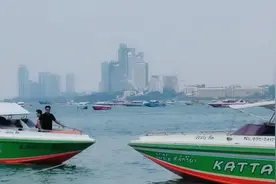 旅行泰国芭提雅海滩，蔚蓝的海面，景色宜人，是休闲度假圣地。视频封面