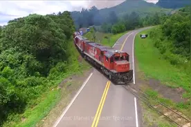 在丘陵地带行进中的货运列车（巴西）视频封面