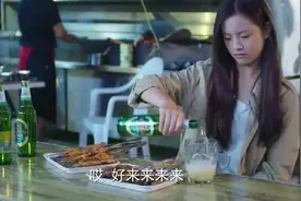 外星女孩去吃地摊烧烤，撸串喝扎啤吃起来，地痞无赖闯下大祸视频封面