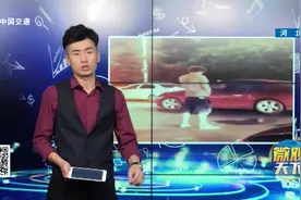 一外国男子当街小便，前方不到20米就是公厕，太不文明！视频封面