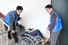 护理知识：教你如何协助坐轮椅病患者上下楼梯，省力又安全视频封面