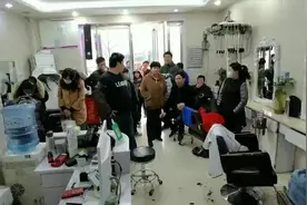 “二月二，龙抬头”！郑州理发店生意火爆，市民排长队讨彩头图片