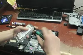 笔记本速度慢？教您更换固态硬盘瞬间提速 您看后学会了吗视频封面