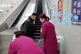 萨摩耶走丢独闯地铁站“求抱抱” 小姐姐喂食安抚送给警察视频封面