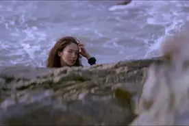 女特警一个撩头发的动作就搞定一个持枪毒贩，太酷了视频封面