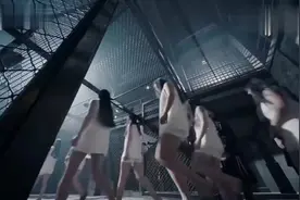 女犯人刚进监狱就换囚衣，狱警拿着高压水枪，给她们上监狱第1课视频封面