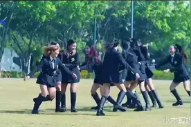 全校只有一个男生 所有女生都调戏他 太幸福了视频封面