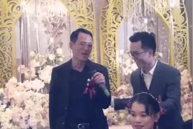 新郎没才艺老爸来登台一首《爱拼才会赢》嗨翻全场！婚礼变演唱会视频封面