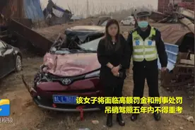 青岛：轿车高速倒翻，女子竟还淡定比V手势拍照，民警细查事不小视频封面