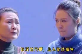 除夕夜女孩给男友家做一桌子菜却不能上桌吃饭，当场发怒掀翻桌子视频封面