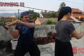 【印度尼西亚】最凶狠的女孩训练，铁锤砸身抗击打视频封面