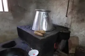 实拍农村自酿烧酒，纯正浓厚，厚味宜人视频封面