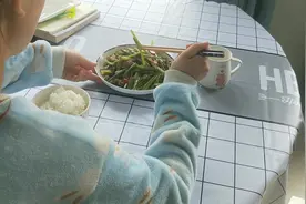 周末在家干嘛呢，今天教你在家做道家常菜  蒜头炒腊肉视频封面