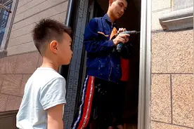 小伙去装三个纱门，自建房的后门这么做既通风又防蚊虫，效果不错视频封面