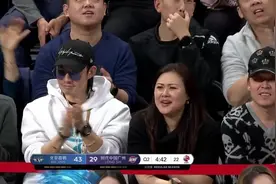 F4成员吴建豪也来看林书豪啦，看见书豪命中漂亮三分连连鼓掌！视频封面